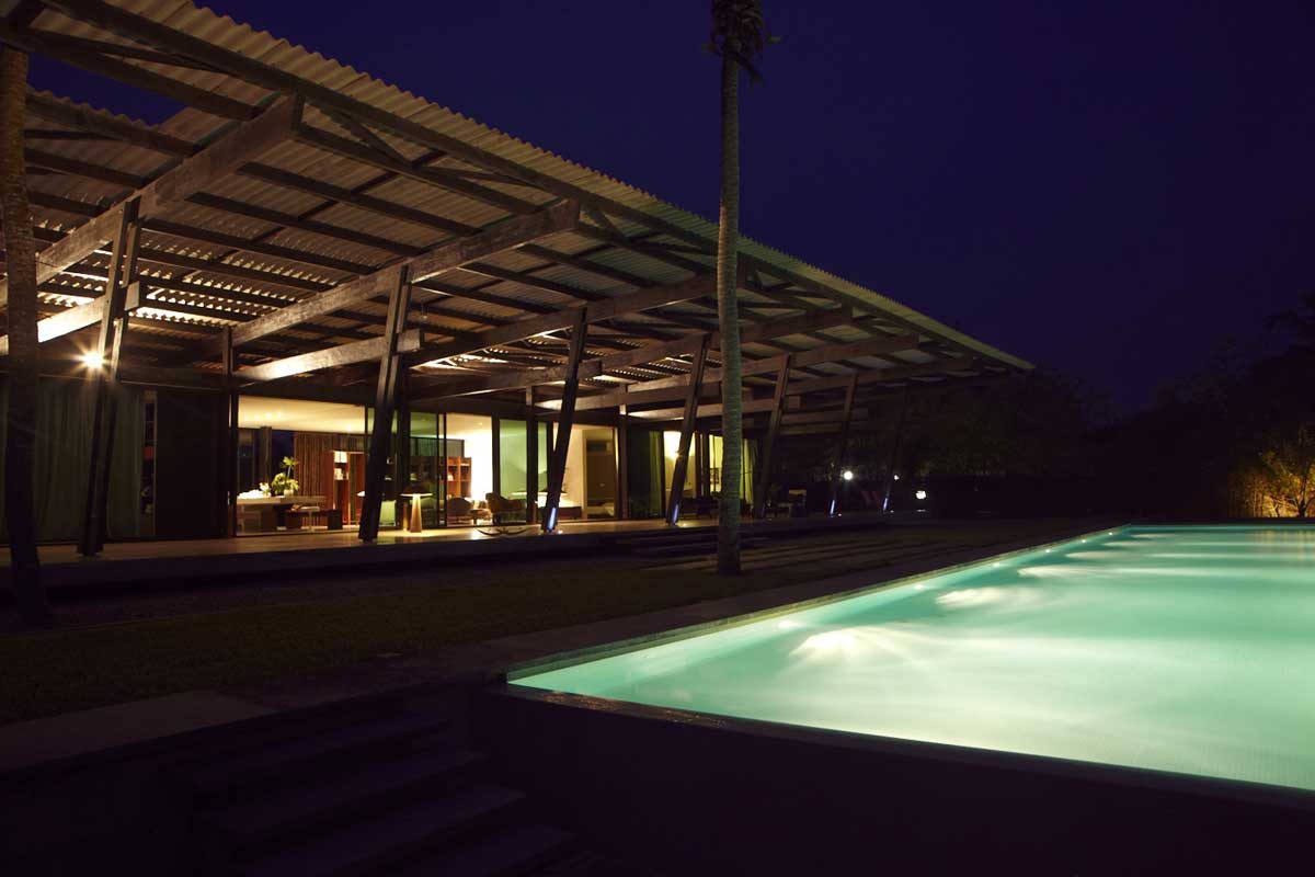 Bambou-Pavilion---Terrace-and-pool,-night-view